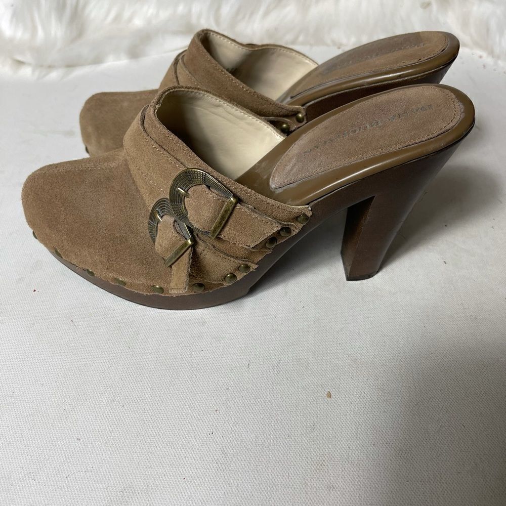 Dana Buchman leather suede tan clog with 4.5” heels side buckles 8.5M